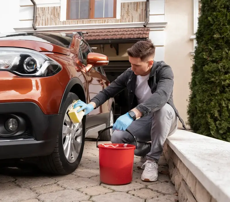 Lavage auto à domicile Sermaise : professionnel intervenant sur un véhicule